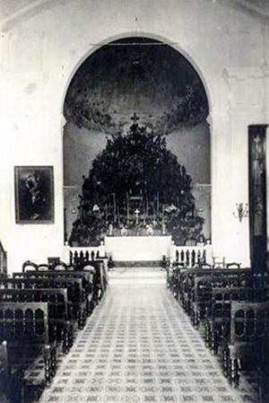 Interior de la Ermita donde se aprecia el altar de corcho de la Virgen Moreneta.