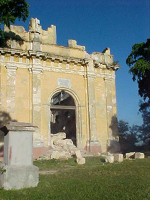 Vista de la Ermita de Monserrat en su estado de deterioro, sólo quedaban parte de sus paramentos exteriores.