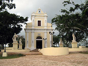 Vista de frente de la Ermita de Monserrat terminada.