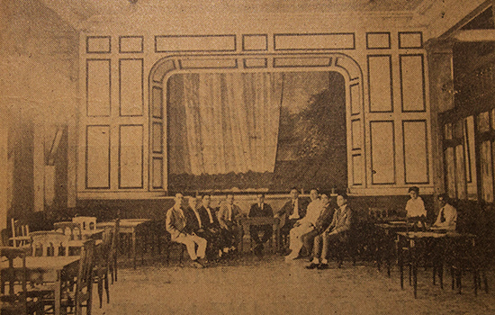 Salón de fiestas del Liceo de Bolondrón, la Directiva y en el centro su presidente L. Albistur (Ca. 1924).
