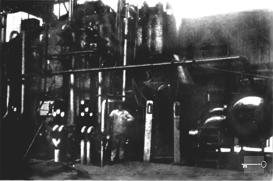 Planta de Georges Claude en la bahía de Matanzas. De izquierda a derecha: turbina, generador de vapor y desgasificador (Ca. Oct. 1930).