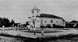 Parque e Iglesia del poblado de Agramonte, Cuevitas, provincia de Matanzas, Cuba (Ca. 1925).