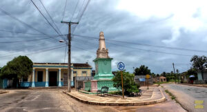 Alacranes y la calle Libertad al fondo Estación del Ferrocarril y monumento a los Mártires que dió Alacranes por la Independencia (Agosto 2024).