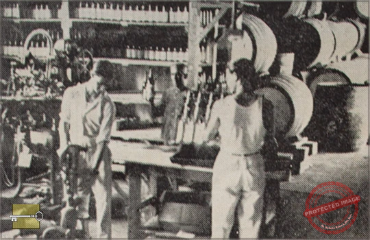 Compañía Licorera Matanzas, S. A. Departamento de taponado y sellaje (Ca. 1942).