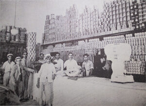 Interior de la tienda de víveres y licores finos El Desengaño (Ca. 1942).