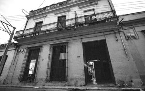 Vista del edificio donde se encontraba el Colegio La Luz en la calle del Río número seis, ciudad de Matanzas (Agosto 2022).