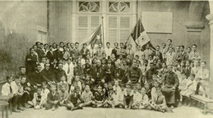 Alumnos del Colegio el Sagrado Corazón de Jesús de Matanzas junto al Delegado de S.S y Sr. Obispo de Cienfuegos en 1924.