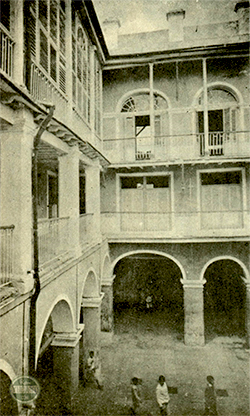 Patio de los alumnos del Colegio Sagrado Corazón de Jesús hacia 1924.