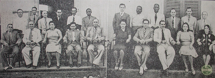 Izquierda: Integrantes de la Cámara municipal de Agramonte con su presidente el Sr. Conrado López García. Derecha: Grupo de empleados del municipio.
