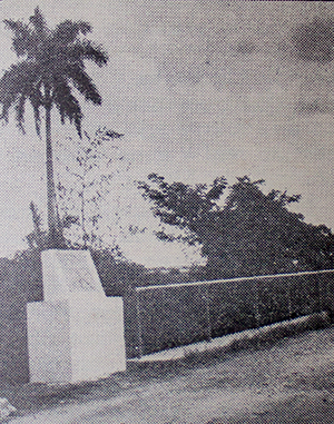 Monumento erigido a las jóvenes víctimas de un accidente automovilístico (1939).