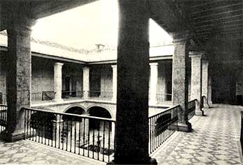 Galerías y patio interiores, restaurados, del Palacio de los Condes de Casa Bayona.