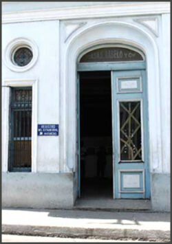Puerta principal de la firma Casas, Rabelo y Cía. en la ciudad de Matanzas (2012).