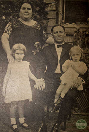 Marcos Tulio Regojo acompañado de su esposa María Castillo y sus hijos.