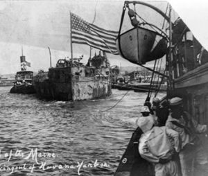 Restos del Maine saliendo de la bahía de la Habana en marzo 16 de 1913.