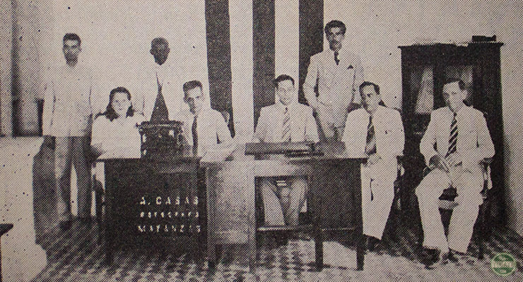Pablo Hernández Montes de Oca, sentado al centro junto a (de izquierda a derecha) Julio Ojeda, Gloria Sosa, Emilio Alfonso, J. Antonio Ramírez, Pablo Hernández, Ismael Rodríguez, Luis Benavídes y Rodolfo Pérez.
