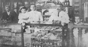Interior de la farmacia de Coliseo propiedad de Ladislao Hernández cuando Antonio Ramos Rodríguez era técnico en esta (Ca. 1924).