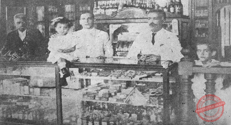 Interior de la farmacia de Coliseo propiedad de Ladislao Hernández cuando Antonio Ramos Rodríguez era técnico en esta (Ca. 1924).