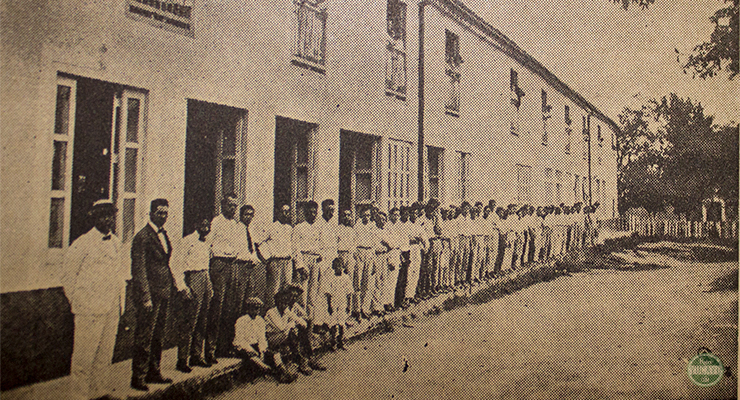 Empleados de la fábrica de Calzado Monroy, de Federico Martínez y Co. Frente del edificio