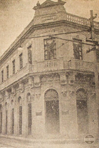 Exterior de la Casa Cabañas en Milanés esq. Matanzas (1923).