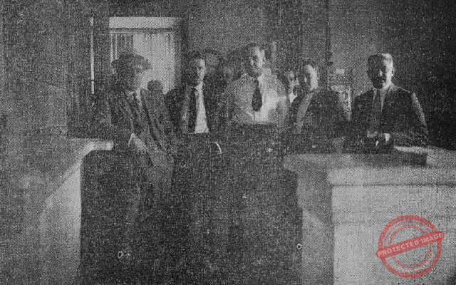 Florentino Suárez y Pedro Pablo González gerentes de González y Suárez, S. en C., junto a otros empleados ca. 1918.