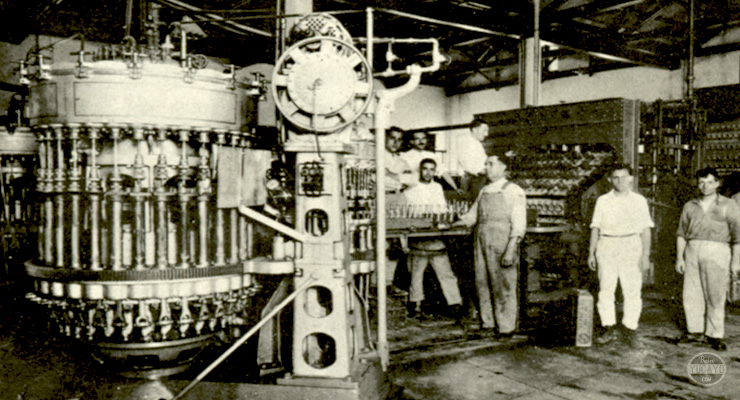 Vista interior de la Fábrica de Aguas Gaseosas La Paz S. A. (Ca. 1925).