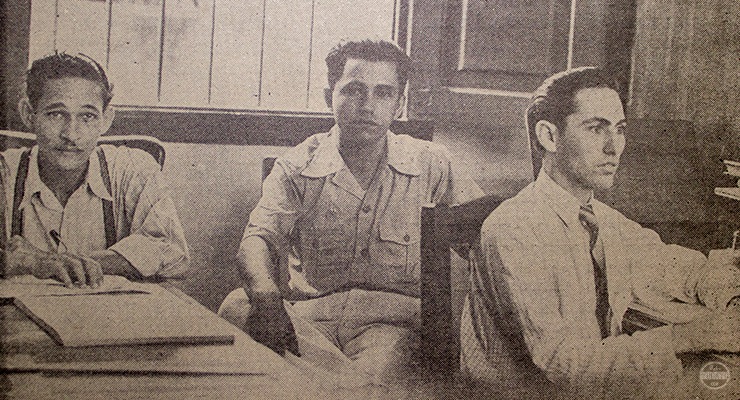 El Contador Interventor José Antonio Pérez García, en compañía de Angel Londeán y Fernando Tintorer, empleados del Departamento.