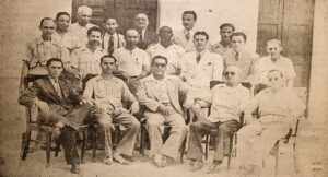 El doctor Pedro Pablo Arrieta Mesa junto a un grupo de empleados del Ayuntamiento de Perico (Ca. 1941).