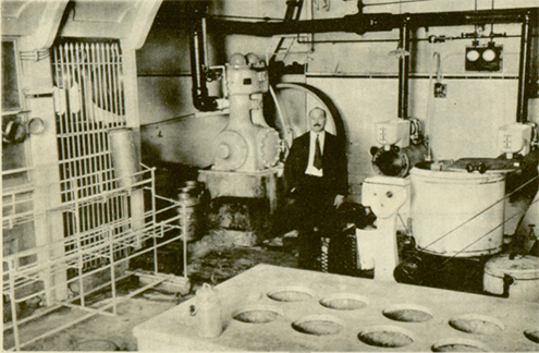 Vista interior de una de las instalaciones que procesaba la leche en el Palacio de la Leche (Ca. 1924).