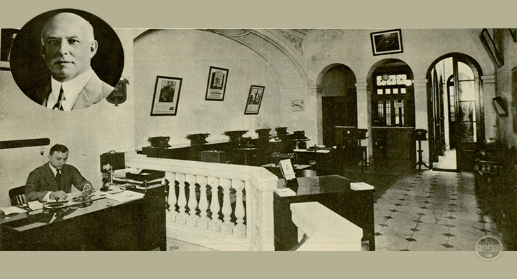 Salón de exhibición y oficinas de la máquina Underwood. Un empleado y fotografía del Sr. J. Pascual Baldwin.