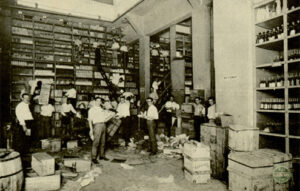Detalle de uno de los cuarenta y dos salones de despacho de la Sarrá (Ca. 1925).