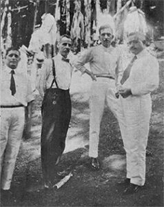 Gira de la casa L. Abascal y sobrinos. De izquierda a derecha: los invitados señores Lambert, Sanz y Ordeix y el señor gerente don Pedro Abascal.