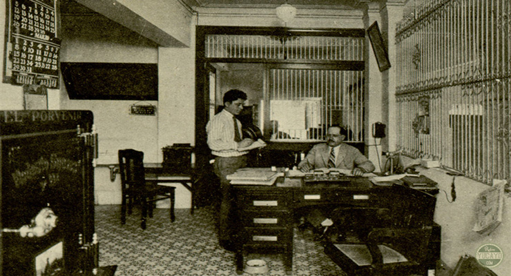 Modesto Suárez en su despacho (Ca. 1925).