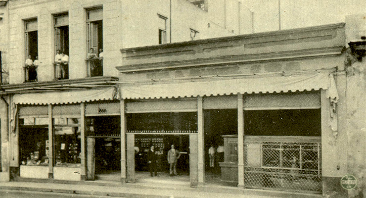 Fachada de la Casa Carmona en la Habana hacia 1925.