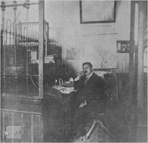 Lorenzo Abascal en el despacho de la gerencia ca. 1918.