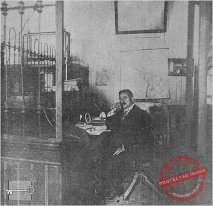 Lorenzo Abascal en el despacho de la gerencia ca. 1918.