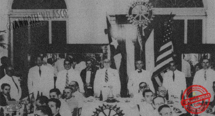 Enrique F. Marcet, de pie a la izquierda, durante una sesión homenaje del Club Rotario de Matanzas celebrada en el Hotel Velasco el 9 de mayo de 1935.