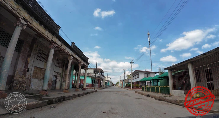 Vista desde la calle Martí hacia la esquina de Martí y Álvarez, donde estuvo el negocio de Gaspar Porcell Alemany en Perico.