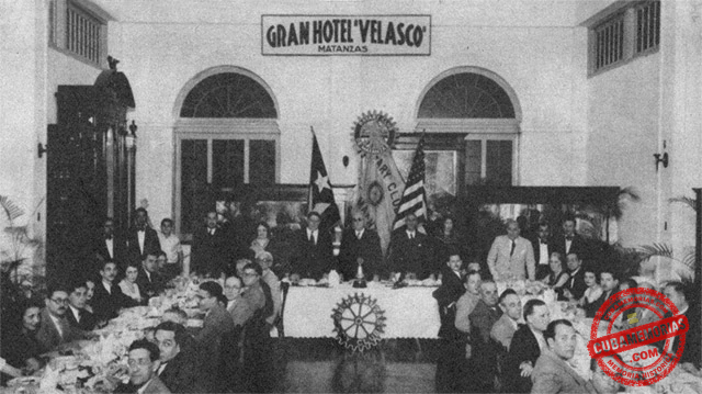 Sesión rotaria celebrada por el Club Rotario de Matanzas en el Hotel Velasco en 1935, con Alfredo Esquerré y Edelmira Marcet de Esquerré en la presidencia.