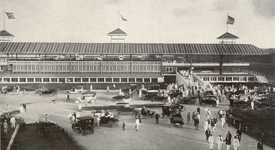 Entrada a las tribunas del Hipódromo de la Habana. Durante la temporada que duraba desde enero a marzo, se celebran carreras todos los días con gran animación (Ca. 1917).