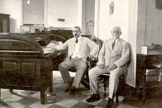 Don Manuel Otaduy, representante en la Habana de la Compañía Trasatlántica Española, y el inspector de la misma don Francisco Aldamis.