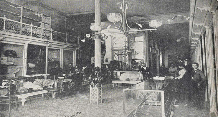 Vista interior de la casa La Especial de Manuel Carranza especialista de los abanicos (Ca. 1899).