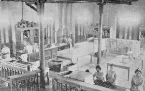 Empleadas de la Fábrica La Estrella trabajando en la confección de bombones (Ca. 1901).