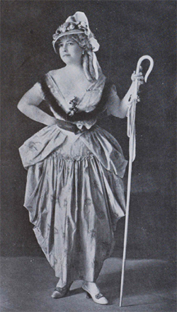 Mina Pérez Chaumont de Truffin, Vistiendo el histórico traje Louis XV, que lució en su Bal-Watteau el 18 de marzo de 1916.
