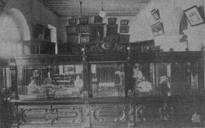 Real Fábrica de Tabacos Partagás - Empleados en la oficina y escritorio (Ca. 1918).