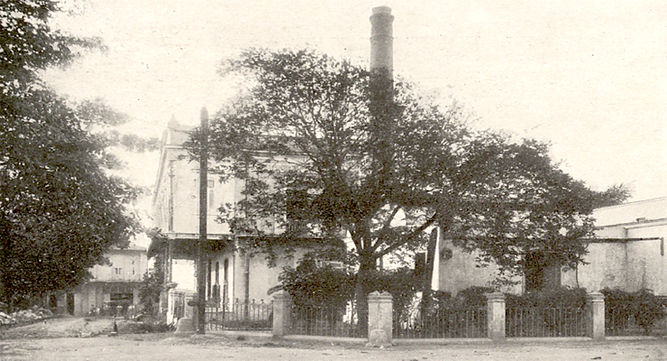 Vista exterior de la fábrica de jabón y velas de Sabatés S. en C. (Ca. 1917).