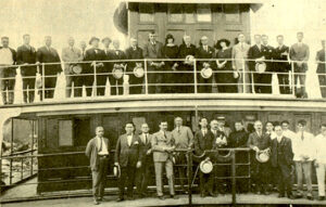 Directores e invitados de La Empresa Naviera de Cuba a bordo del Coterillo.