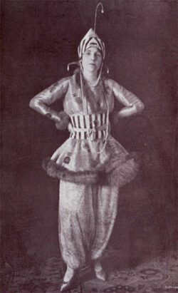 Lila Hidalgo de Conill vestida de Bailarina Rusa en el baile de trajes ofrecido en marzo de 1916.