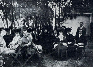 Tennis Club del Vedado (V.T.C.) Grupo de invitados cerca de 1905.