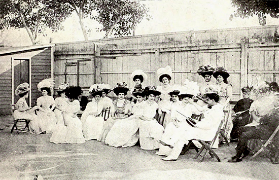 Presenciando un torneo de tennis del Vedado Tennis Club en 1903.
