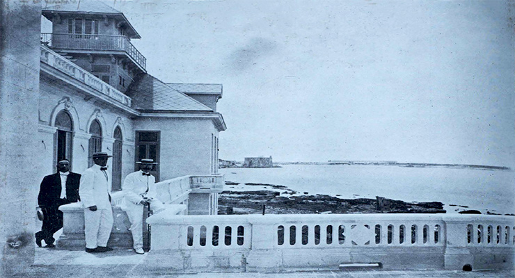Vista de la terraza del Vedado Tennis Club en 1912. En la fotografía del Fígaro aparecen Porfirio Franca, José E. Obregón y el periodista Guillermo Pí.